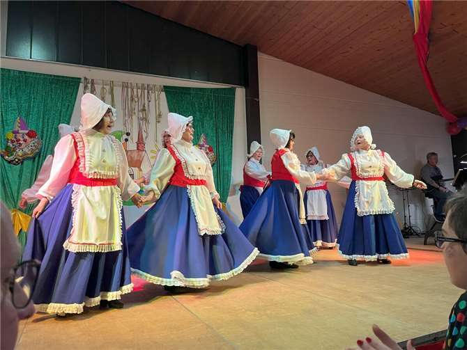 Die acht farbenfrohen Holländerinnen schwangen zu stimmungsvoller Musik das Tanzbein.