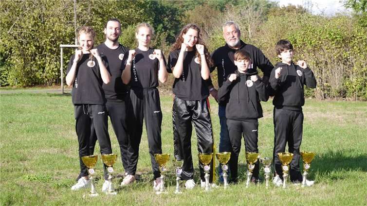 Die acht internationalen deutschen Meisterinnen und Meister. Quelle: Tomburg Boxing Rheinbach e.V