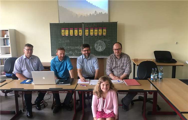 Die achtjährige Clara Bleser (vorn) beschwerte sich bei den Gemeindeverantwortlichen über Brennnesseln auf dem Kinderspielplatz (von links): Beigeordneter Hermann-Josef Scheuren, Ortsbürgermeister Rainer Welches, Wolfgang Lambertz (Bürgermeister der Verbandsgemeinde) und der Erste Beigeordnete Mario Zender.privat