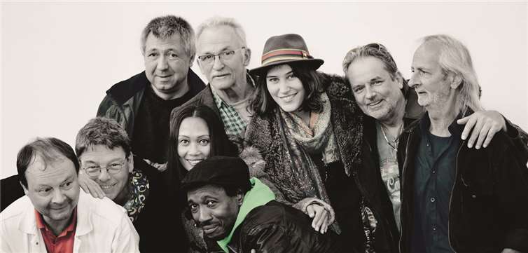 Die achtköpfige Band „Latenite“ präsentiert „Latin Groove“.privat