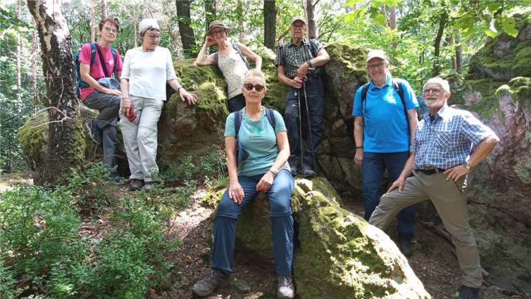 Die achtköpfige Wanderschar auf den Rundweg Rheinbach – Todenfeld. Foto: Eifelverein Remagen