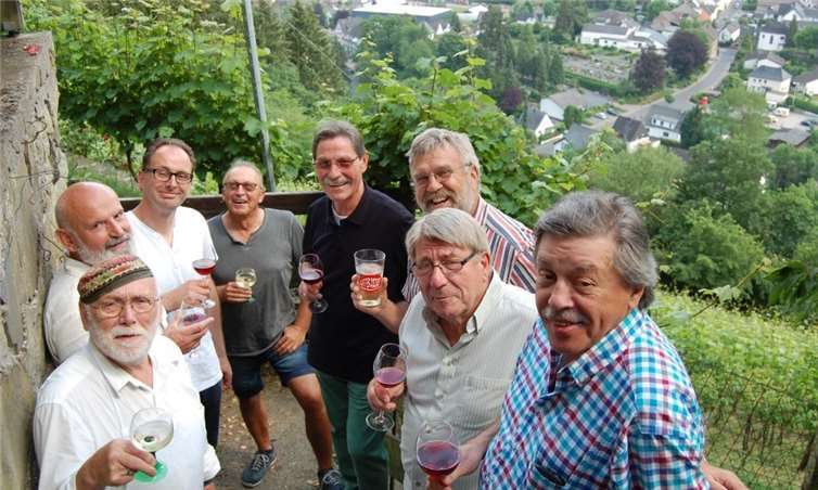 Die achtköpfige Weinbaubruderschaft, die in ihrem Wingert das Fest ihres 15-jährigen Bestehens feiert. (v.li.) Werner Schäfer, Reinhard Mohaupt, Kay Montoan, Reinhard Müritz, Robert Hoß, Bolko Haase, Volker Bodenbach, Rolf Henzgen.FA