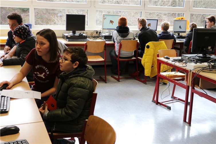 Die älteren Schüler zeigten den Viertklässlern den Umgang mit dem PC.