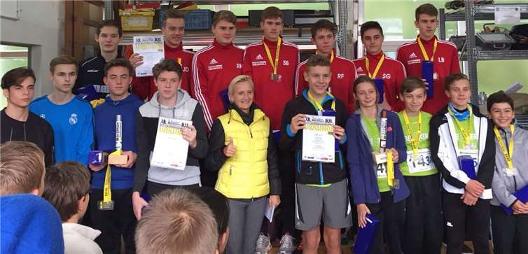 Die älteren VfB-Läufer schafften es in der Besetzung Nicolas Boden, Nele Mönnig, Eric Paffhausen, Jonas Baumann und Diego Hartmann-Gonzalez zum dritten Mal in Folge auf das Treppchen.privat