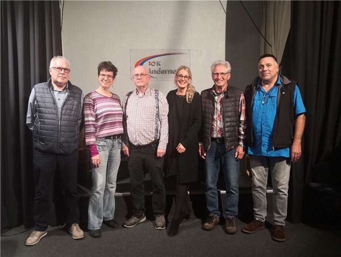 Offener Kanal Andernach unter neuer Leitung Die älteren und neuen Vorstandsmitglieder gemeinsam mit u.a. (links) Walter Burdack. Foto: Ariane Belzer geb. Wolff