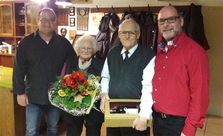 Die älteste Einwohnerin Riedens, Hedwig Kreusch, 84 Jahre, sowie der älteste Bürger, Helmut Tschöpe, 81 Jahre, erhielten ein Präsent. privat