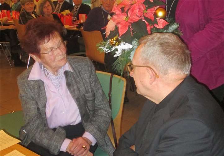 Die älteste Teilnehmerin Elisabeth Murthfeld, die im Oktober 90 geworden war, wurde durch ein Blumenpräsent von der neuen Bürgermeisterin Petra Kalkbrenner geehrt.privat