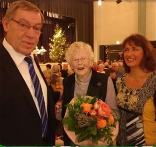 Die ältesten Gäste wurden mit einem kleinen Geschenk bedacht.