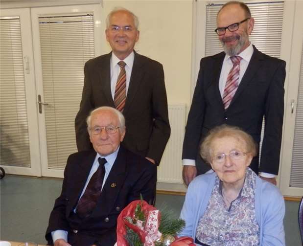 Die ältesten Mitbürger Frau Fuchs und Herr Heimbach zusammen mit dem Stellv. Bürgermeister Herrn Dr Datzer und dem Ortsvorsteher von Miel Herrn Hans-Arthur Müller.privat