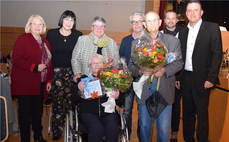 Die ältesten Mitbürger waren Inge Klinger mit 92 Jahren (vorne sitzend) und ErwinKrämer mit 100 Jahren (3. von links), die auf dem Fest besonders geehrt wurden. Fotos: UBU