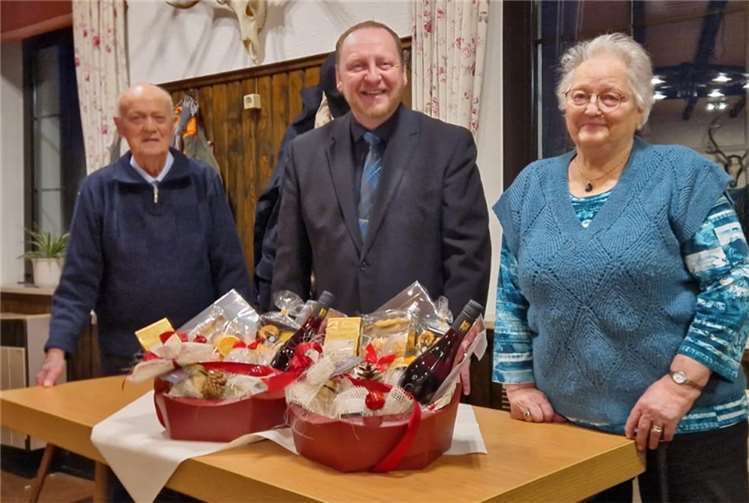 Die ältesten Teilnehmenden wurden von Ortsbürgermeister Kabuth geehrt: Walter Nett und Margarete Nürenberg.  Foto: Gemeinde Hohenleimbach