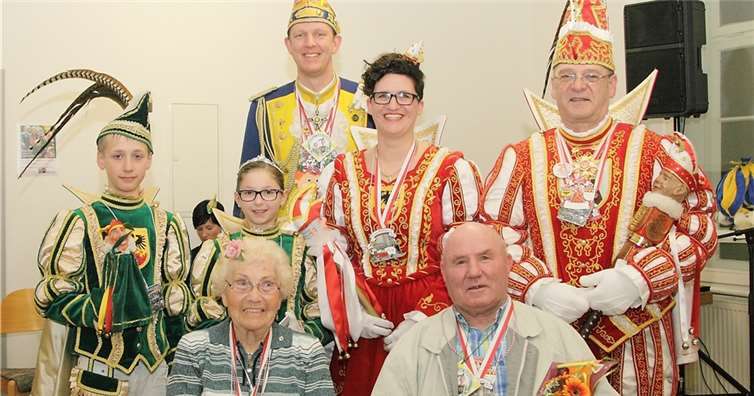 Die ältesten Teilnehmer der Sitzung wurden geehrt.privat