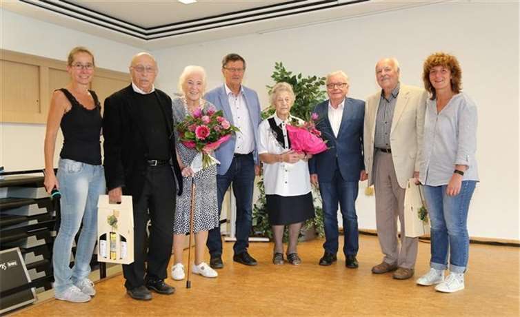 Die ältesten Teilnehmer und Teilnehmerinnen erhielten ein kleines Präsent. V. li.: Petra Koch (Ortsvorsteherin), Franz Strieder, Helma Zöllner, Rainer Neidhöfer (2. Beigeordneter), Magdalena Groß, Rudi Bannert (Stellvertretender Seniorenbeauftragter), Helmut Jüngerich, Helga Densing (Stellvertretende Ortsvorsteherin). privat
