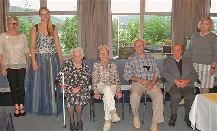 Die ältesten der Alten freuten sich über die Ehrung durch Elfi Vorbau, Brunnenkönigin Maren und Bürgermeisterin Gabriele Hermann-Lersch. FA