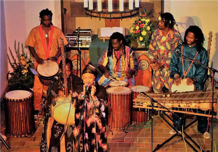 Die afrikanische Mandinka Band vereinigt tolle Musiker aus Gambia, Guinea und dem Senegal.Privat