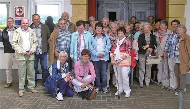 Die aktive Mittwochs-Gruppe des TV unternahm einen Ausflug nach Attendorn und zum Biggesee. Nach einer Busfahrt im Sonnenschein und gestärkt durch ein gemeinsames Mittagessen wurde die „Attahöhle“ erkundet. Danach genoss die Gruppe eine Schifffahrt auf dem Biggesee. Der gelungene Ausflug und die fröhliche Rückfahrt fand bei allen Teilnehmern eine gute Resonanz. Nun geht es mit viel Elan an die nächsten Gymnastikstunden.