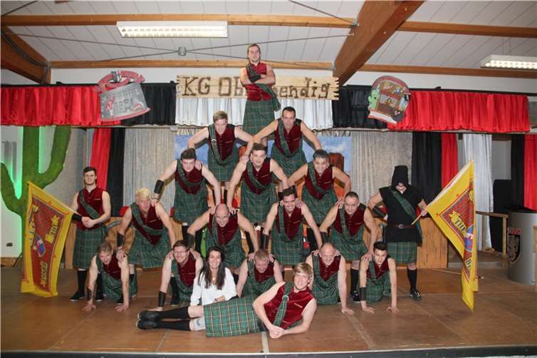 Die aktiven Johannis-Höfer in der Session 2015/2016: liegend: Trainerin Judith Fuchs, Paddy McBraun; (v.l.n.r.) 1. Reihe: Uwe Beckenkamp, Jens Müller, Dirk Müller, Steffen Wagner, Lutz Heuft; 2. Reihe: Sascha Müller, Frederik Müller, Simon Schuhmacher, Michael Hirt; 3. Reihe: Julian Wagner, Valentin Ax, Martin Fuchs; 4. Reihe: Gernot Stein, Olaf Idczak; 5. Reihe: Felix Müller; stehend: Jonas „Hypi“ Wagner und „der Henker“. privat