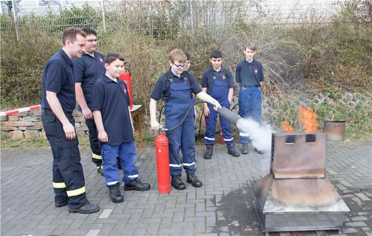 Die aktiven Jugendlichen führten den Besuchern Löschübungen vor.CEW