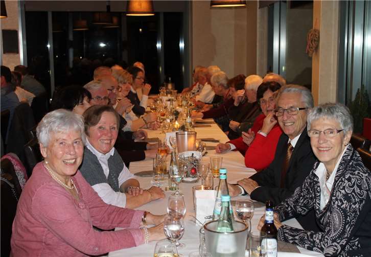 Die aktiven Sänger und ihre Begleitungen hatten viel Spaß bei der Weihnachtsfeier des Polcher Männerchors.  -LP-