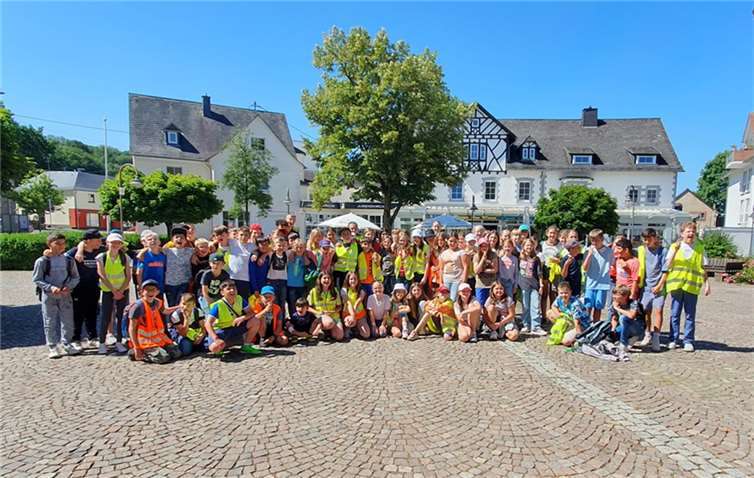 Die aktiven Schülerinnen und Schüler wurde von Müttern und Lehrerinnen der IGS begleitet wurden. Foto: Stadt Selters