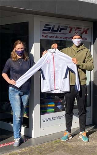 Tennisspieler mit einheitlichen Jacken ausgestattet Die aktiven Spieler des TC Goldene Meile Remagen e.V. wurden mit neuen Clubjacken ausgestattet. Foto: privat