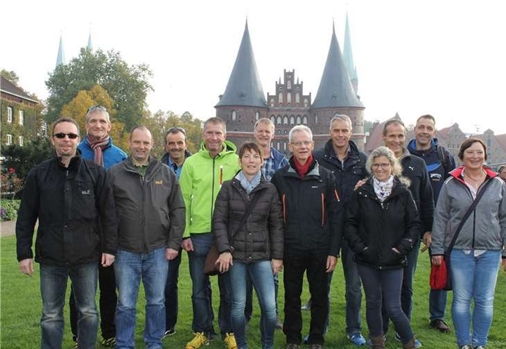 Die aktiven Teilnehmer des Lauftreffs nach dem Lübeck Marathon vor dem Holsten Tor.