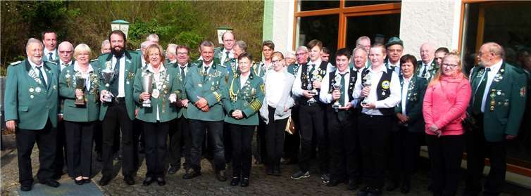 Die aktiven Teilnehmer stellen sich mit den Siegern des Königs- und Pokalschießens, der Kreis-Schützenkönigin 2018 Inge Poburski (1. Reihe 4. v. l.) und dem Jungschützenkönig 2018 Björn Zenz (1. Reihe 3. v. r.) dem Fotografen.  Ulli Burkholz