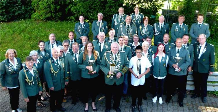 Die aktiven Teilnehmer stellen sich mit den Siegern des Pokalschießens und den Kreis-Schützenkönigen Elmar Justen (1. Reihe 2. v. rechts) und Zoe Nagel (1. Reihe rechts) dem Fotografen. Foto: Ulli Burkholz