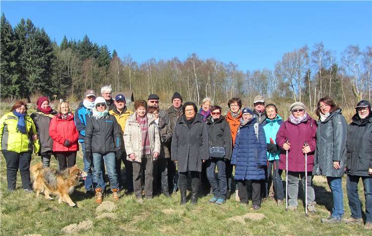 Die aktiven Wanderer des Gesangvereins machten sich auf den Weg zur Permakultur.  privat