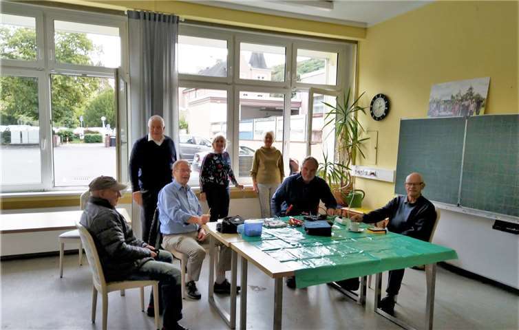 Die aktiven des Reparatur-Cafés mit MDL Guido Ernst (2.v.li.) und der Vorsitzenden der CDU Senioren-Union Ingeborg Bernards (4.v.li.). Foto: privat