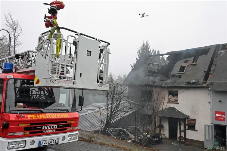 Die aktuell laufenden Nachlöscharbeiten werden noch einige Zeit andauern.  Foto: Werner Dreschers