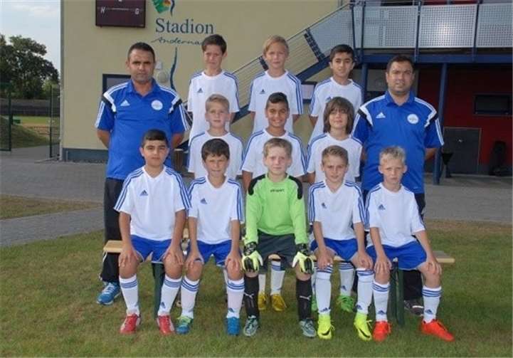 Die aktuelle E1 der SG 99: Mika Eisenzapf, Leon Scharrenbach, Hadi Ibo (hinten, von links), Betreuer Walid Somrani, Tim Raderschall, Rayen Somrani, Franz Bendel, Trainer Yassin Mohamed (mittlere Reihe, von links), Hamid Alo, Amir Mohamed, Lukas Schneider, Timo Franzen und Alan Szopny (vorne, von links).