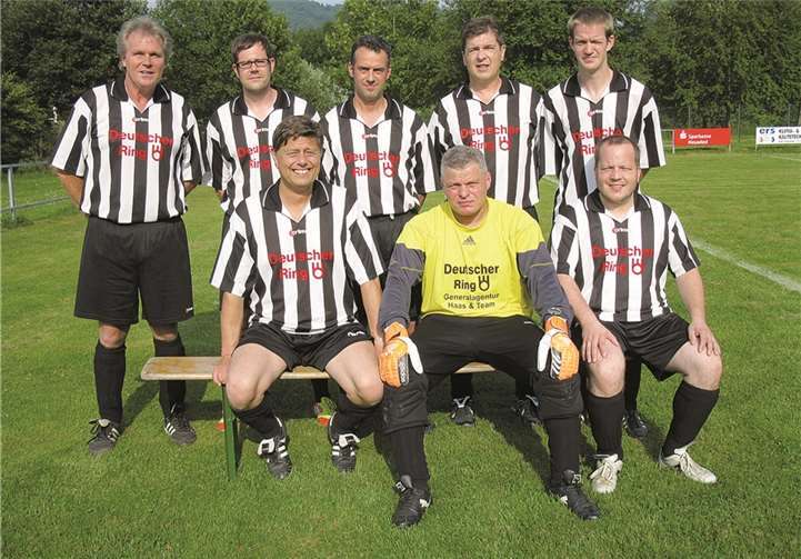 Die aktuelle Mannschaft Alte Herren SG Ellingen: hinten v.li. Jürgen Huth, Stefan Umbscheiden, Andreas Bahn, Uli Simon, Thomas Helten, vorne v.li. Jürgen Reinhard, Achim Rämer, Marc Wittlich. privat
