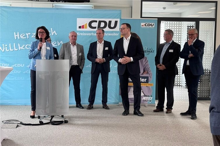 Die aktuellen CDU-Kandidaten für die Landtagswahl Petra Schneider (Wahlkreis 13, erste von links) und Guido Orthen (Wahlkreis 14, erster von rechts) waren dabei als Jens Spahn (Vorsitzender der CDU/CSU-Bundestagsfraktion,Mitte) seine Rede zur aktuellen politischen und wirtschaftlichen Lage hielt. Begrüßt wurden die Anwesenden durch den Geschäftsführer der AKRO-PLASTIC GmbH, Dr. Oliver Neuß (Dritter von links).