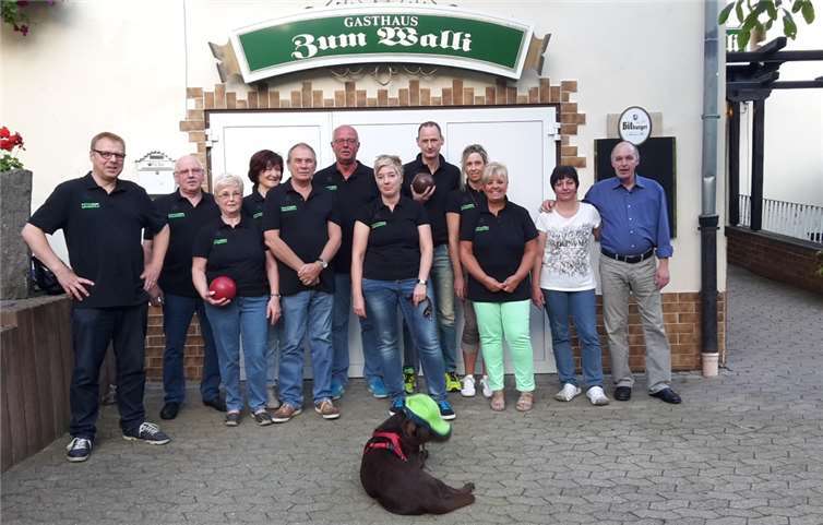 Die aktuellen Mitglieder des Kegelclub und die Wirtsleute der Gaststätte Zum Walli, Vera und Tony (r.).