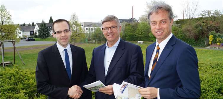 Die allerersten Exemplare des druckfrischen Programmheftes für das 18. Fußballturnier der Vermessungs- und Katasterverwaltung Rheinland-Pfalz, überreichte Wolfgang Schuld stellvertretend an Bürgermeister Michael Merz, als Hausherren der Sport- und Freizeitanlage, sowie an Marktbereichsleiter Sebastian Heidrich von der Westerwald Bank eG Ransbach-Baumbach, stellvertretend für die zahlreichen Sponsoren, die diese Veranstaltung unterstützen.