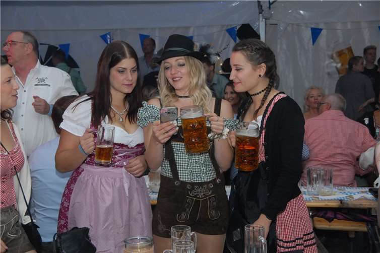 Die alpenländische Mode steht auch den Westerwälder Mädchen gut.