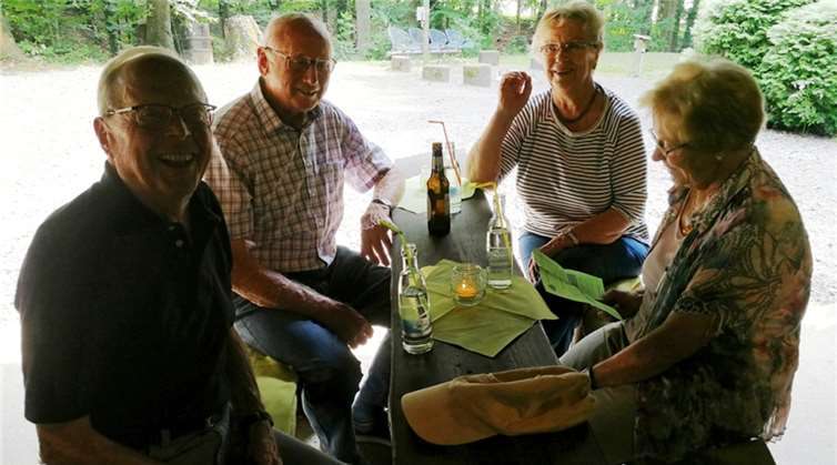 Gemütliche Runde bei heißen Temperaturen Die altbewährten Senioren am Tisch.