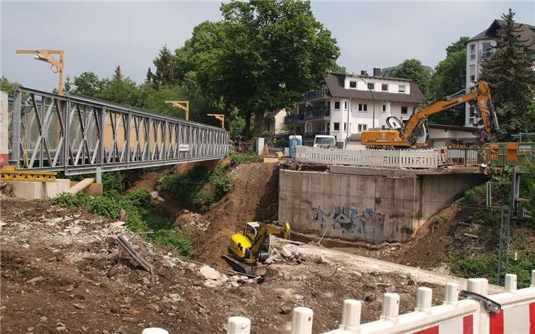Die alte Brücke ist bereits abgerissen und die Bauarbeitenzur neuen Spannbeton-Plattenbrücke sind in vollem Gange.
