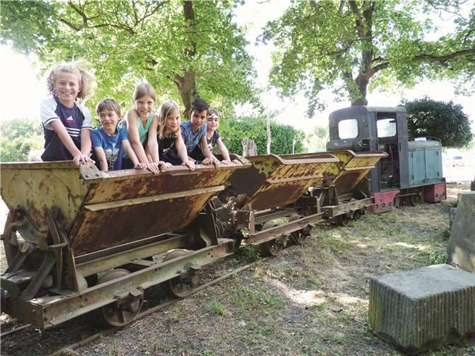 Die alte Grubenbahn mit ihren Loren faszinierte auch die Kinder.