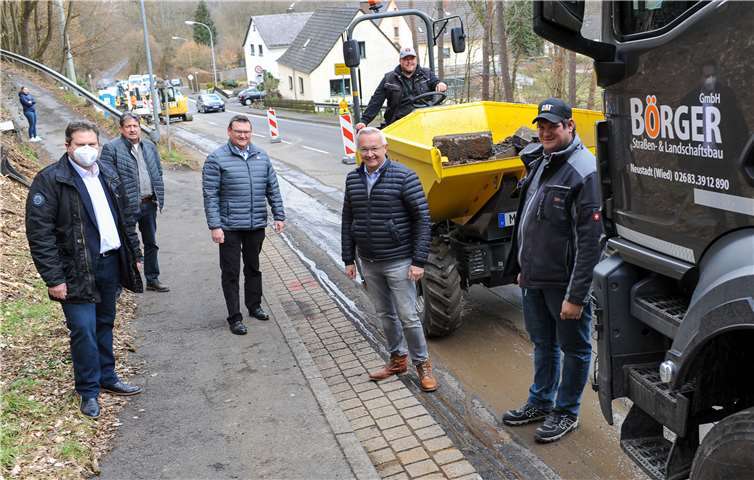 Die alte Gussleitung für die Wasserversorgung zwischen Wied und Rott muss ersetzt werden. Das KWW investiert rund 650.000 Euro auf der etwa zwei Kilometer langen Strecke. V.l.n.r. Bürgermeister Michael Christ, Thomas Endres und Geschäftsführer Stefan Herschbach von den Stadtwerken Neuwied (als Betriebsführer des KWW) und Landrat Achim Hallerbach.Foto: Gerd Neuwirth
