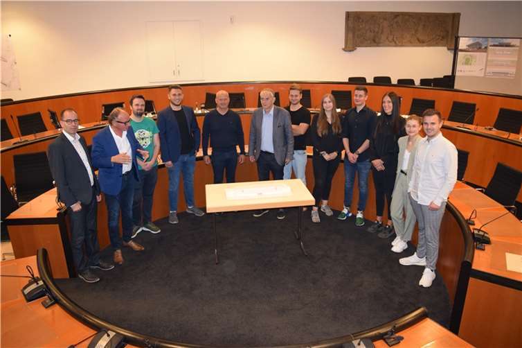 Die alte Holztribüne im Andernacher Stadion kann nicht mehr genutzt werden. Deshalb sucht die Stadt Andernach gemeinsam mit der SG 99 nach Alternativlösungen. So wurde die Idee geboren, ein Ideenwettbewerb mit angehenden Architekten der Hochschule Koblenz zu veranstalten. Im Ratssaal begrüßten Oberbürgermeister Achim Hütten (2.v.li.) und Bürgermeister Claus Peitz (6.v.li.) die Teilnehmer des Wettbewerbs.  Foto: Stadt Andernach/Versch