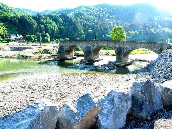 Die alte Recher Brücke wurde durch die Flut sehr in Mitleidenschaft gezogen.