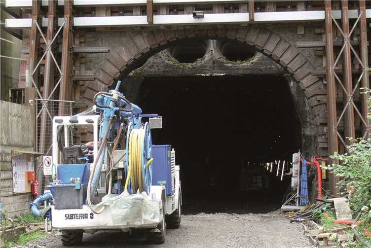 Die alte Röhre wird derzeit von Grund auf instand gesetzt. Dabei fällt im Tunnel allerhand Abraum an, der zeitnah entsorgt werden muss.