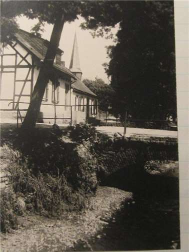 Die alte Schule und Brücke am Orbach.  Quelle: Chronik Schule am Zehnthaus