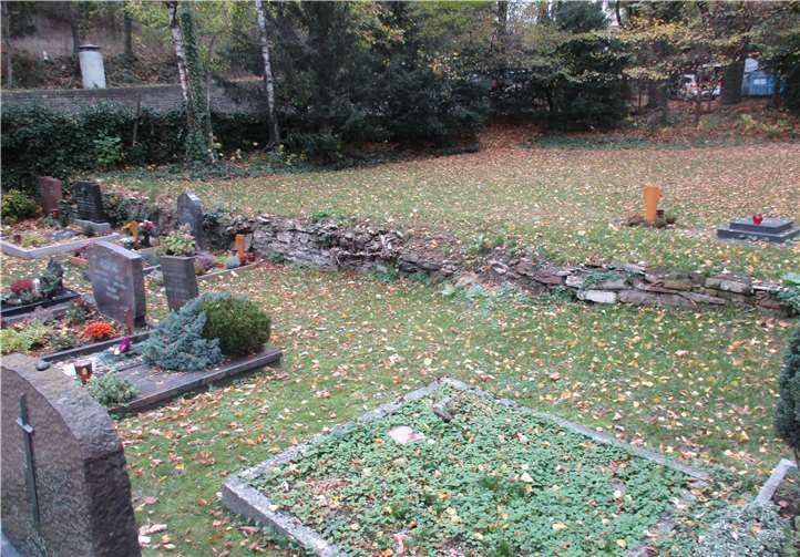 Die alte Stützmauer auf dem Friedhof Ehrenbreitstein wird durch eine neue Natursteinmauer ersetzt.Foto: Stadt Koblenz