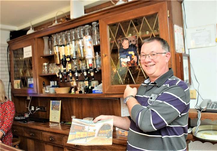 Die alte Thekenanlage mit Schrank ziert heute den Schankraum im Vereinsheim vom NCR Blau Gold.