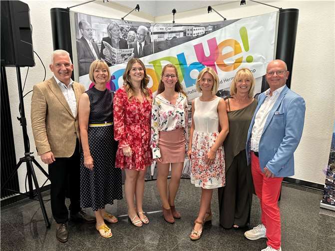 Abschied und Neubeginn: Zwei Kapitäne gehen von Bord Die alte und neue Geschäftsführung des Krupp Medienzentrums (v.l.n.r.): Peter Krupp, Gerlinde Krupp, Linda Krupp, Corinna Seidel, Susanne Tack, Bärbel Krupp und Hermann Krupp. Foto: ROB
