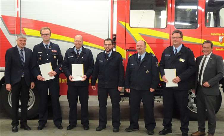 Die alte und neue Wehrleitung der VG Selters: v.l.: BM Klaus Müller, Christian Fein, Nicki Ahlhorn, Tobias Haubrich, Gernot Grebe, Mario Weißenfeld, Landrat Achim Schwickert.