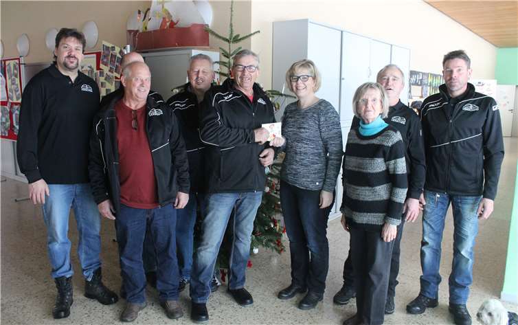 Die "alten Herren des Fußballvereins Verscheid" übergaben eine Spende in Höhe von 200 Euro.privat
